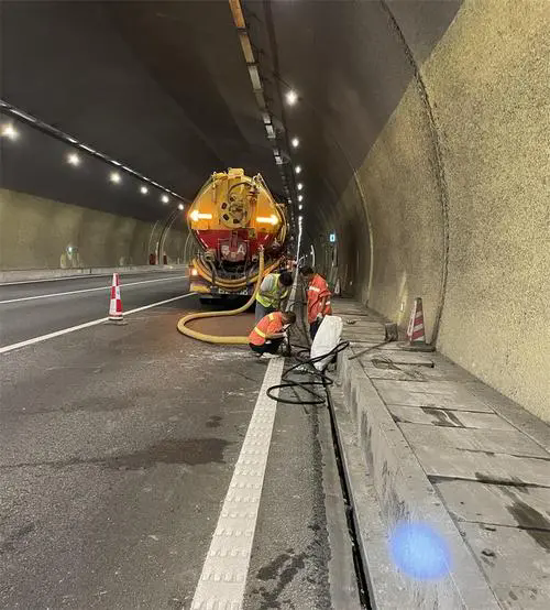 金坛隧道排水渠清淤